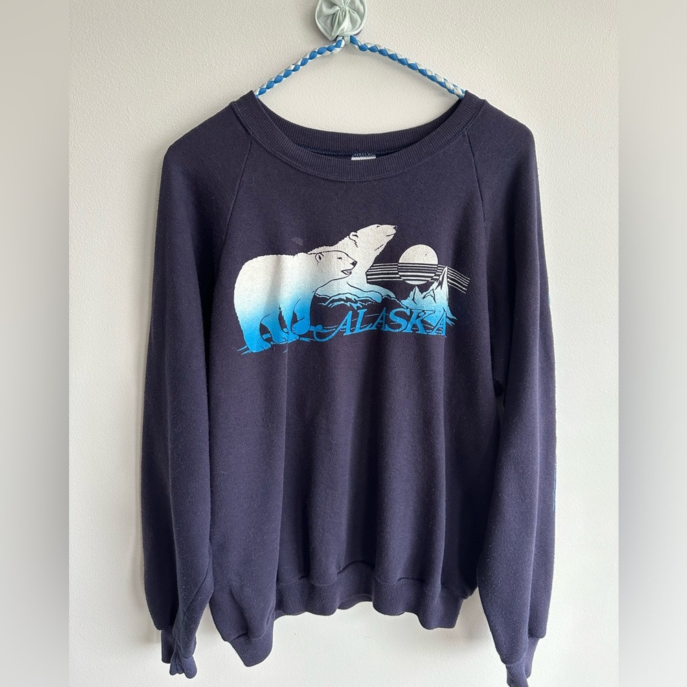 Vintage Alaska sweater shirt
Navy blue 💙🩵🤍🐻‍❄️ - medium
